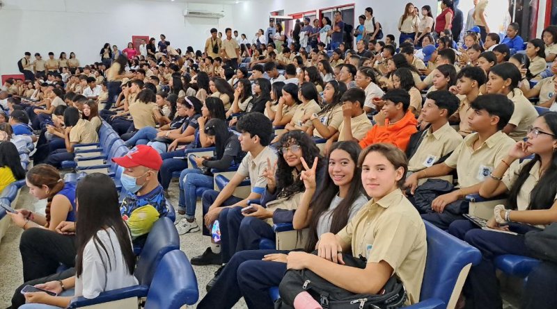 Más de 700 Estudiantes participaron en exitosa Expoferia de Oportunidades Universitarias 2025 en Valle de la Pascua.